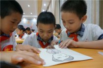 長沙:手工制作道德模范大展臺 學生中綻放道德